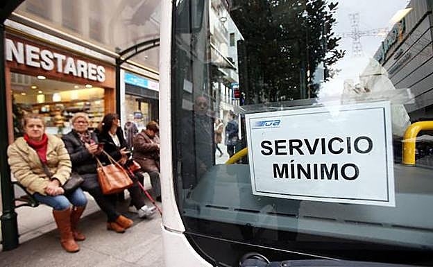 Imagen principal - La tercera jornada de huelga de TUA, con largas colas en las paradas más concurridas