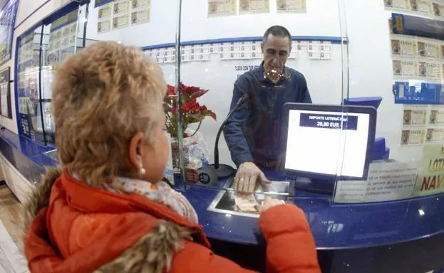 Las administraciones de lotería asturiana trabajan a contrarreloj para atender a los clientes más rezagados que quieren esperar al final para comprar la Lotería de Navidad.