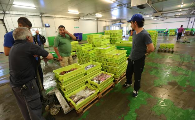 La subasta de pescado en la lonja de Avilés desciende en noviembre un 32%