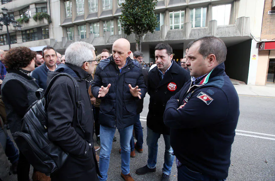 Los sindicalistas que negocian el nuevo plande la hullera pública han decidido mantener el encierro en «asamblea permanente» en la sede de Oviedo como medida de presión ante la ausencia de una propuesta por parte de la empresa. En el exterior, han cortado el tráfico