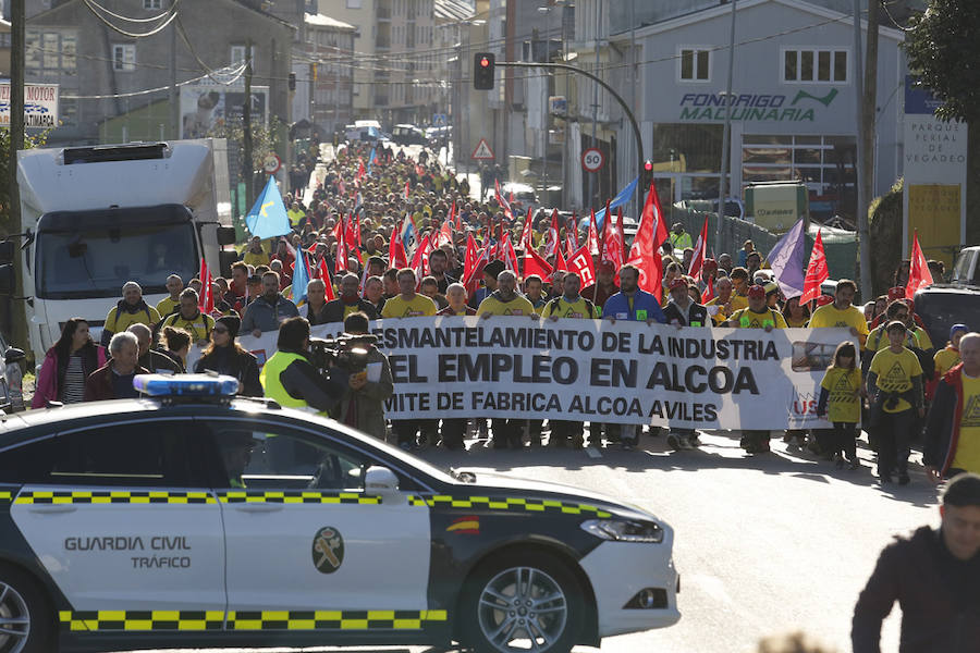 Los empleados de las plantas gallega y asturiana protagonizan una marcha desde las localidades de Castropol y Ribadeo en defensa del mantenimiento de la empresa.