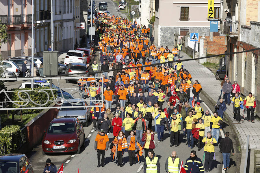 Los empleados de las plantas gallega y asturiana protagonizan una marcha desde las localidades de Castropol y Ribadeo en defensa del mantenimiento de la empresa.