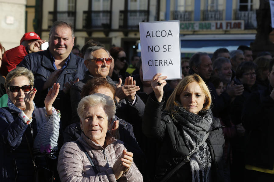 Los empleados de las plantas gallega y asturiana protagonizan una marcha desde las localidades de Castropol y Ribadeo en defensa del mantenimiento de la empresa.