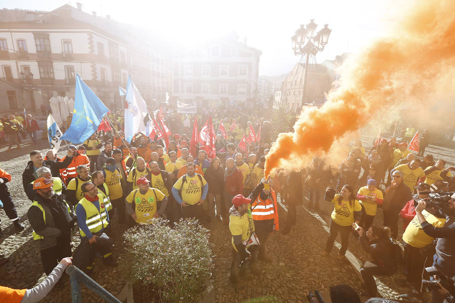 Los empleados de las plantas gallega y asturiana protagonizan una marcha desde las localidades de Castropol y Ribadeo en defensa del mantenimiento de la empresa.