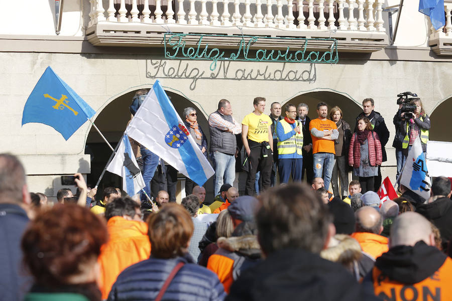 Los empleados de las plantas gallega y asturiana protagonizan una marcha desde las localidades de Castropol y Ribadeo en defensa del mantenimiento de la empresa.