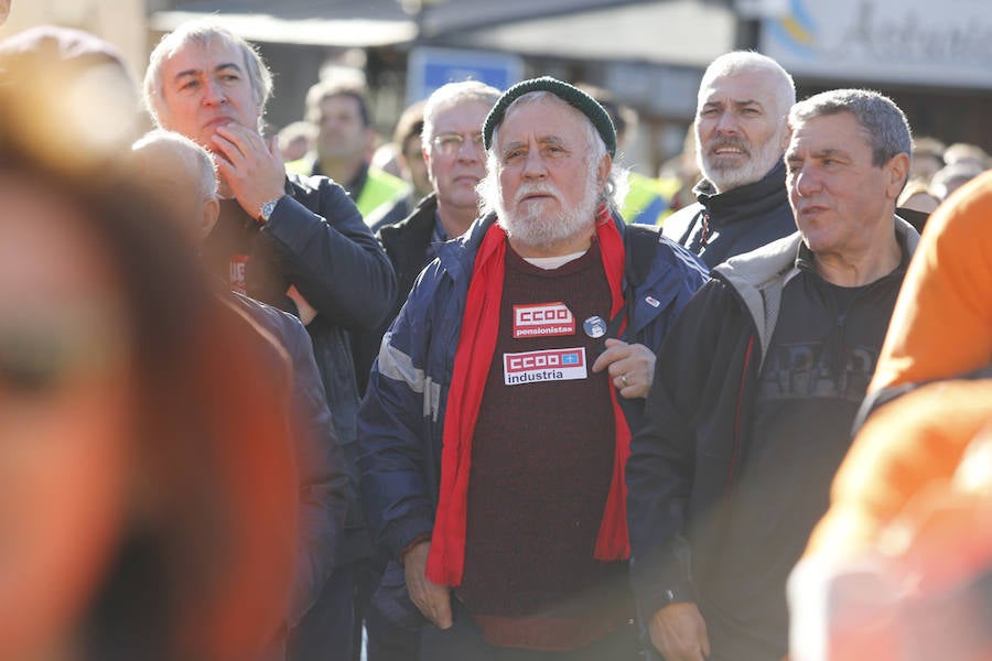 Los empleados de las plantas gallega y asturiana protagonizan una marcha desde las localidades de Castropol y Ribadeo en defensa del mantenimiento de la empresa.