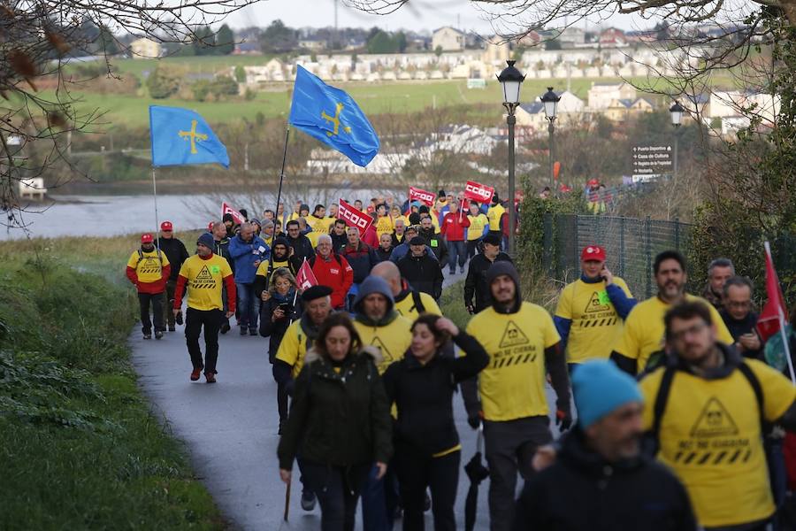 Los empleados de las plantas gallega y asturiana protagonizan una marcha desde las localidades de Castropol y Ribadeo en defensa del mantenimiento de la empresa.