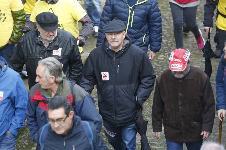 Los empleados de las plantas gallega y asturiana protagonizan una marcha desde las localidades de Castropol y Ribadeo en defensa del mantenimiento de la empresa.