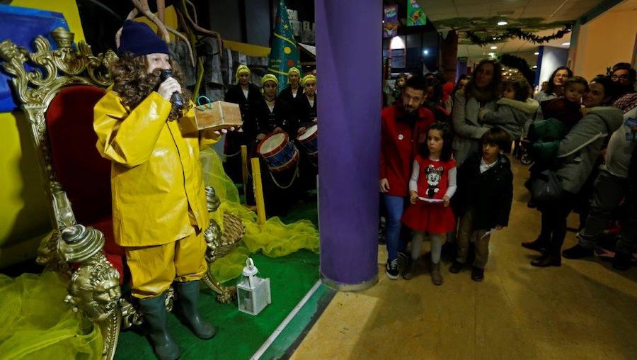 L' Anguleru ha visitado el Palacio de los Niños de Oviedo. Bajo el sonido de la banda de gaitas La Laguna, recibió las peticiones de regalos de los niños. En la cita también se grabó el villancico que se usará en la cabalgata que tendrá lugar el lunes por la tarde en San Juan de la Arena. 