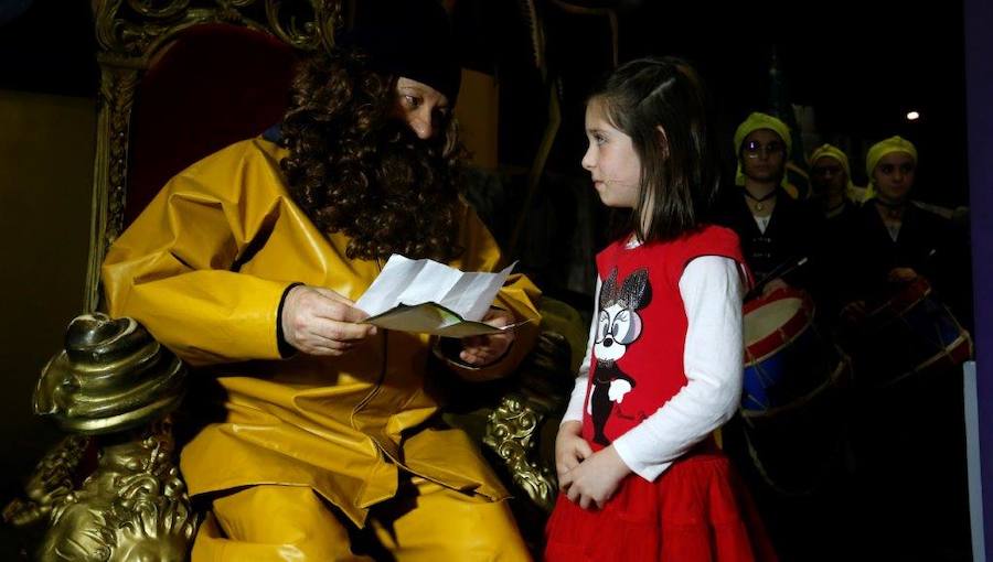 L' Anguleru ha visitado el Palacio de los Niños de Oviedo. Bajo el sonido de la banda de gaitas La Laguna, recibió las peticiones de regalos de los niños. En la cita también se grabó el villancico que se usará en la cabalgata que tendrá lugar el lunes por la tarde en San Juan de la Arena. 