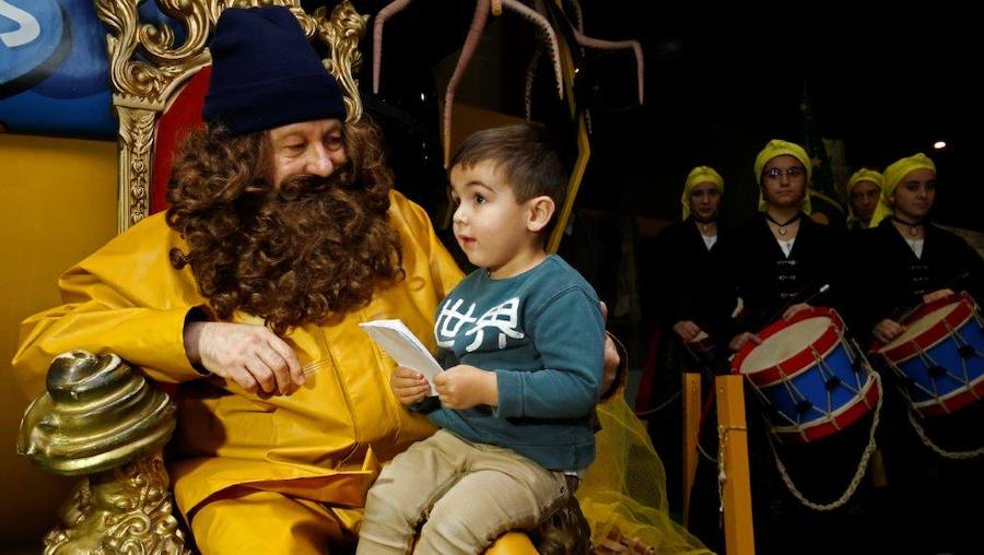 L' Anguleru ha visitado el Palacio de los Niños de Oviedo. Bajo el sonido de la banda de gaitas La Laguna, recibió las peticiones de regalos de los niños. En la cita también se grabó el villancico que se usará en la cabalgata que tendrá lugar el lunes por la tarde en San Juan de la Arena. 