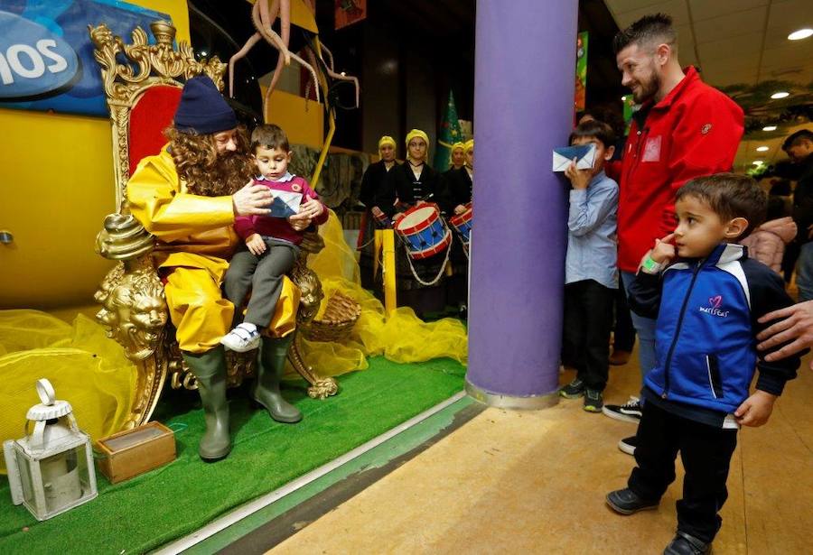 L' Anguleru ha visitado el Palacio de los Niños de Oviedo. Bajo el sonido de la banda de gaitas La Laguna, recibió las peticiones de regalos de los niños. En la cita también se grabó el villancico que se usará en la cabalgata que tendrá lugar el lunes por la tarde en San Juan de la Arena. 