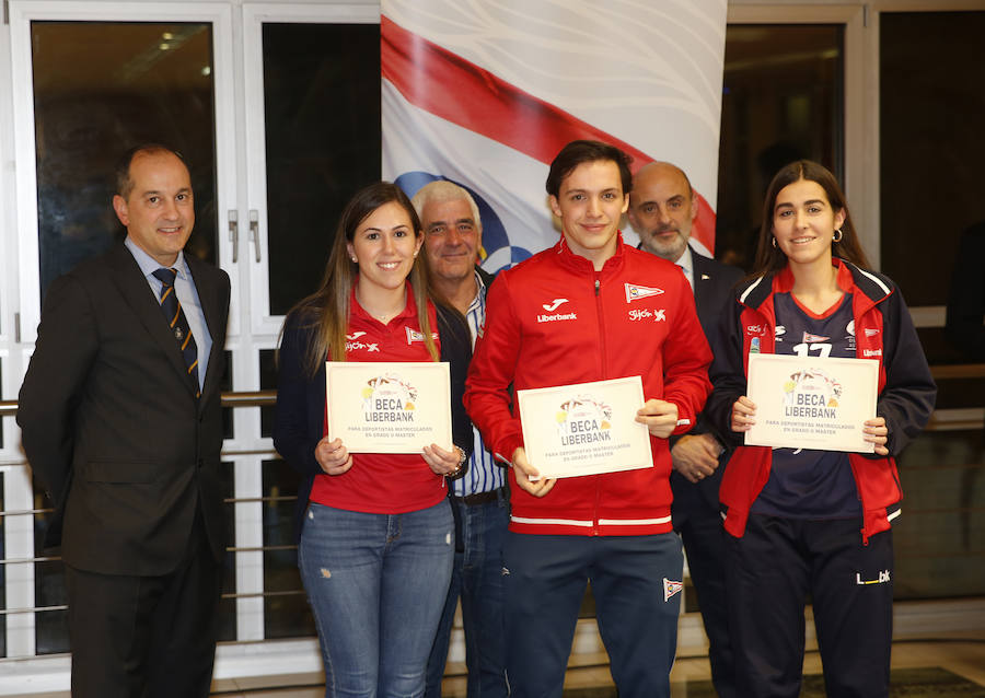 Fotos: El Grupo Covadonga entregó sus becas a 124 deportistas