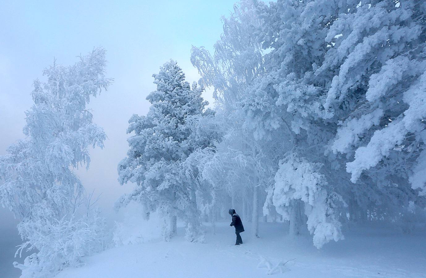 El Yeniséi es el principal río de Siberia. Su extensión de 4.093 kilómetros hasta desembocar en el Ártico lo convierte en uno de los más largos del mundo. Aunque hay numerosas leyendas sobre el origen de la palabra Yeniséi, la mayoría se inclina por «agua grande» o «río madre.» Sea como fuere, las temperaturas extraordinariamente bajas de las regiones por las que discurre le proporcionan una belleza inusual. Las fotografías están tomadas en la región de Karasnoyarsk, a unos 30 grados bajo cero.