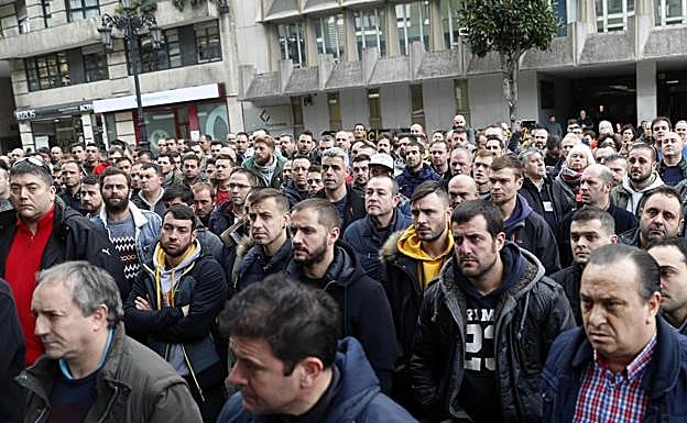 Trabajadores de Hunosa concentrados ante las oficinas de la empresa, en Oviedo, en señal de protesta por el retraso del plan. 