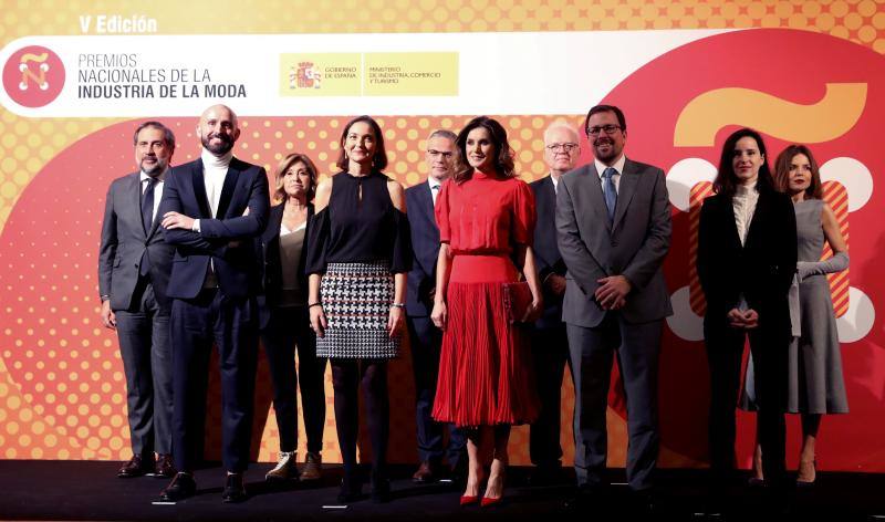 El elegante conjunto que Letizia escogió para acudir al acto de entrega de Premios de la Moda española perteneció en su día a la reina Sofía, quien ya lo había lucido hace más de treinta años. 