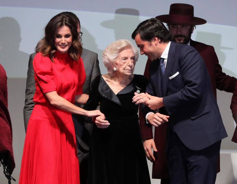 El elegante conjunto que Letizia escogió para acudir al acto de entrega de Premios de la Moda española perteneció en su día a la reina Sofía, quien ya lo había lucido hace más de treinta años. 