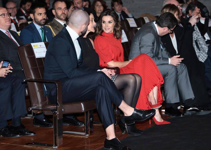 El elegante conjunto que Letizia escogió para acudir al acto de entrega de Premios de la Moda española perteneció en su día a la reina Sofía, quien ya lo había lucido hace más de treinta años. 