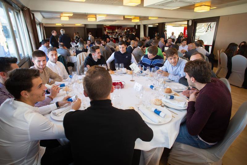 El equipo rojiblanco celebró, este miércoles, en el restaurante Bellavista de Gijón, su tradicional comida de Navidad, en la que participaron las primeras plantillas masculina y femenina, así como la del filial.