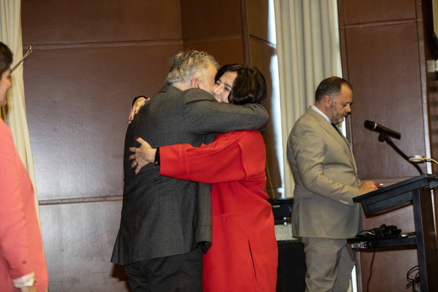 La médica María Dolores Ferreiro recibe un abrazo emociionado del gerente Enrique González.