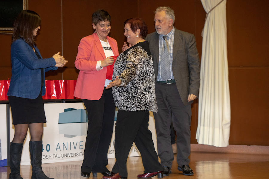 Elena Adámez Garrido, del equipo de auxiliares administrativos, fue la primera persona en subir al escenario durante el homenaje. 