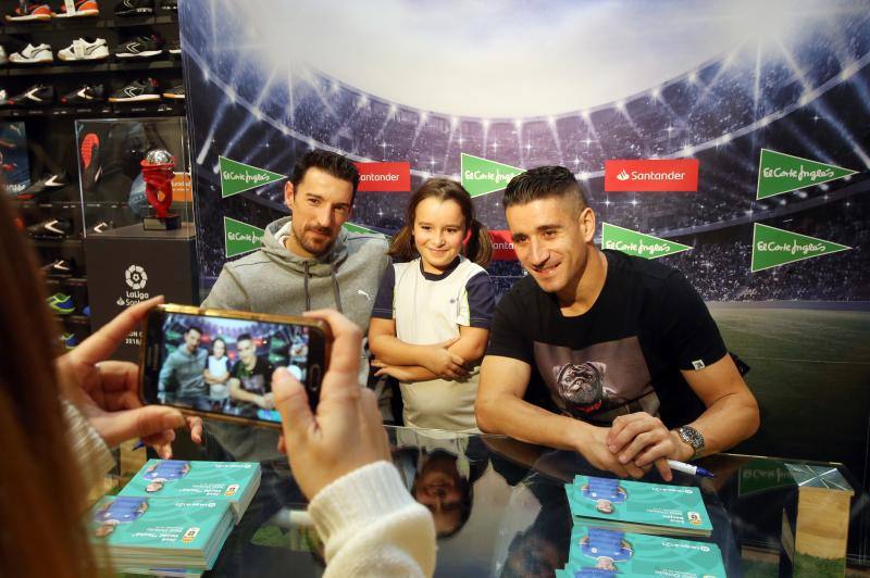 Los jugadores de la primera plantilla del Real Oviedo, Saúl Berjón y Toché, firmaron autógrafos y se hicieron fotos con los aficionados del conjunto azul que se acercaron para ver a sus ídolos hasta el centro comercial