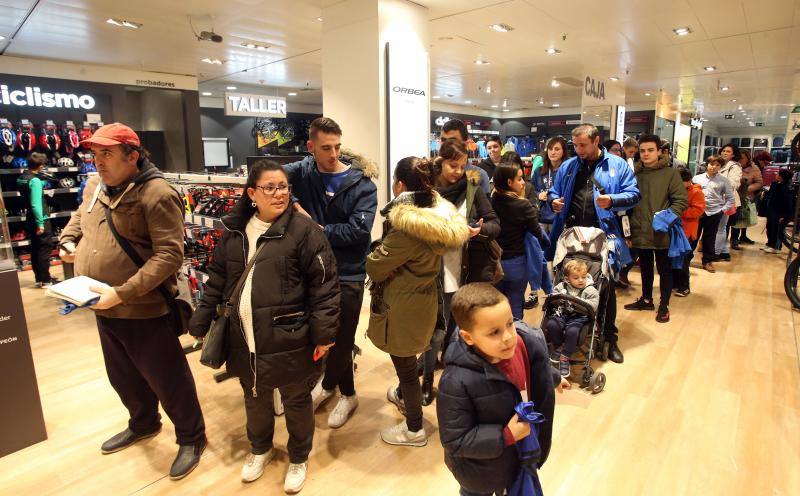 Los jugadores de la primera plantilla del Real Oviedo, Saúl Berjón y Toché, firmaron autógrafos y se hicieron fotos con los aficionados del conjunto azul que se acercaron para ver a sus ídolos hasta el centro comercial