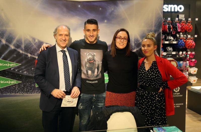 Los jugadores de la primera plantilla del Real Oviedo, Saúl Berjón y Toché, firmaron autógrafos y se hicieron fotos con los aficionados del conjunto azul que se acercaron para ver a sus ídolos hasta el centro comercial