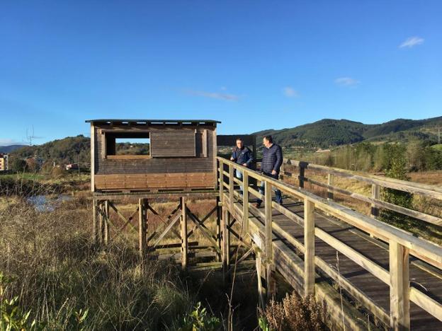 El nuevo director de la reserva de la ría, Rubén Rodríguez, y el alcalde de Villaviciosa, Alejandro Vega, en su visita a El Cierrón. 