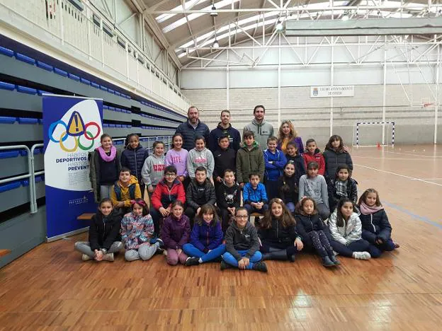 Roope Ahonen y Víctor Pérez posan con los alumnos del C. P. Ventanielles de Oviedo. 