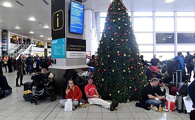 Miles de pasajeros se agolpan en las terminales del aeropuerto de Gatwick a la espera de que la situación se resuelva.