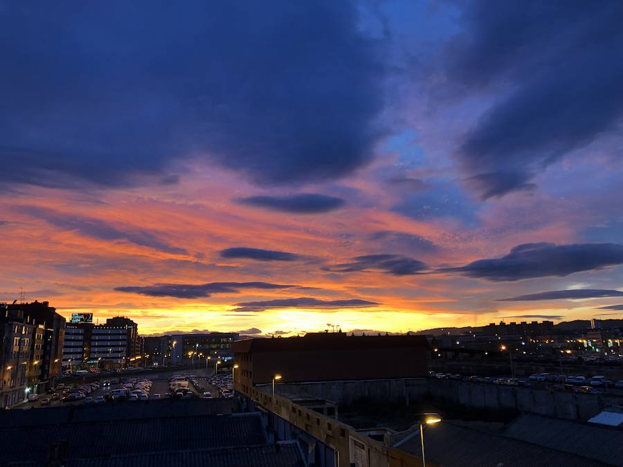 Si hace unos días fue un impresionante amanecer, hoy han sido los reflejos anaranjado y rojizos del último atardecer de este otoño lo ha dejado imágenes para el recuerdo.