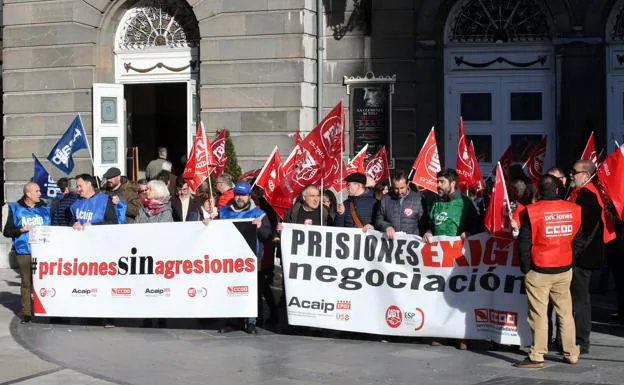 Funcionarios de la cárcel se concentran en Oviedo por la equiparación salarial