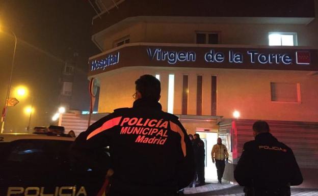 El fallecido en la puerta de un hospital de Madrid recibió disparos de la policía tras un alunizaje