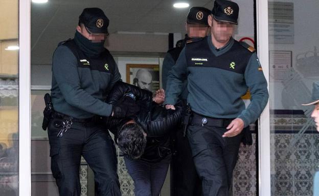 Bernardo Montoya abandona la Comandancia de Huelva para ser llevado ante juez escoltado por la Guardia Civil.