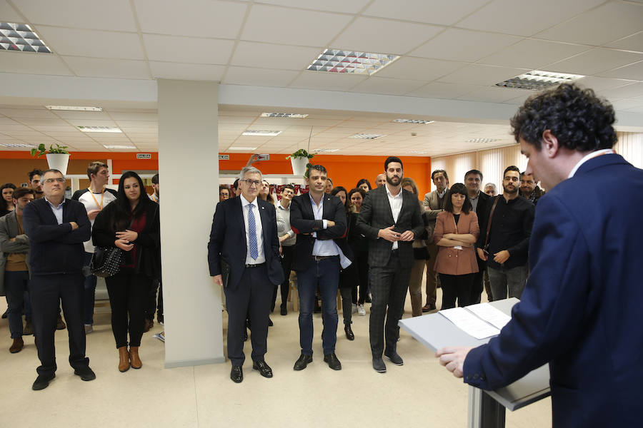 El rector de la Universidad, Santiago García Granda, inauguró el laboratorio de tecnología y diseño en el edificio polivalente de la Escuela Politécnica de Ingeniería.