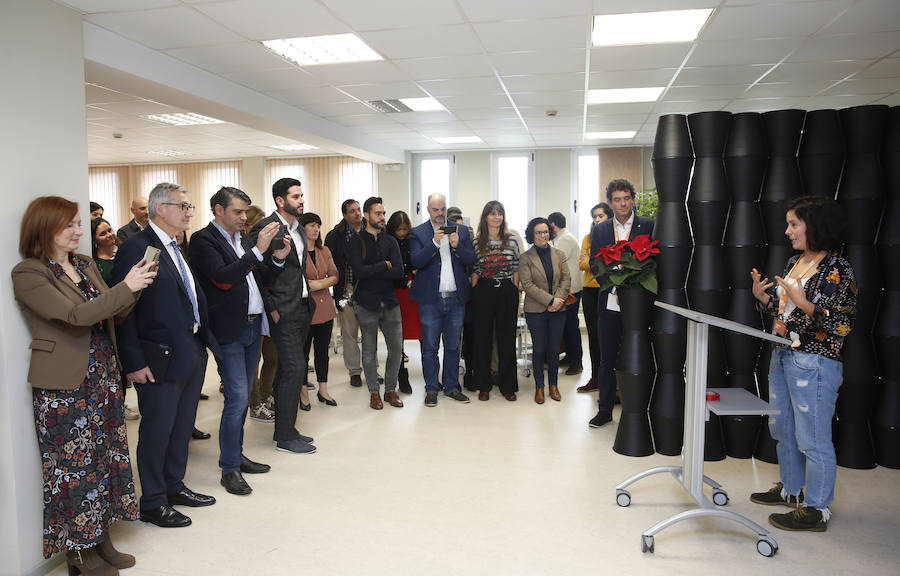 El rector de la Universidad, Santiago García Granda, inauguró el laboratorio de tecnología y diseño en el edificio polivalente de la Escuela Politécnica de Ingeniería.