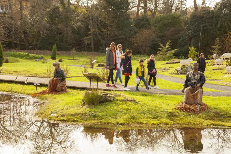 La Navidad ha llegado al Jardín Botánico, que ha abierto sus puertas para que familias al completo disfruten de su ya tradicional belén monumental y de las diversas actividades organizadas para todas las edades. 