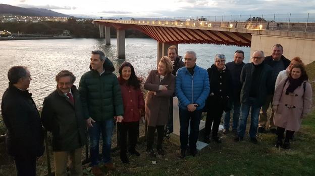 La subdelegada del Gobierno en Lugo y la delegada del Gobierno en Asturias, entre los alcaldes de Ribadeo y Castropol, con el puente de los Santos al fondo. 