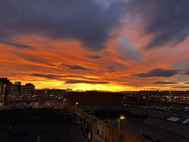 Puesta de sol en la zona oeste de Gijón, desde el barrio de Laviada. 