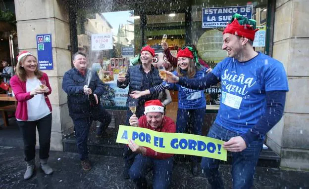 Celebración del quinto en la calle Jovellanos de Oviedo. 