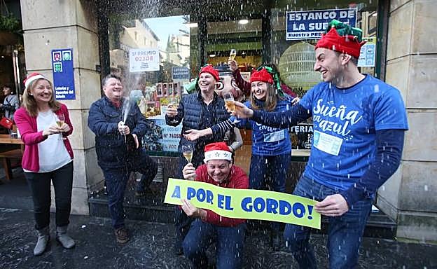 Trabajadores de la adminstración de la calle Jovellanos, en Oviedo, celebran el quinto premio antes de saber que había caído el Gordo.