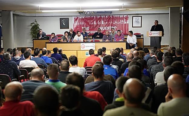 SOMA y CC OO defienden el plan de Hunosa mientras mineros de contratas se encierran