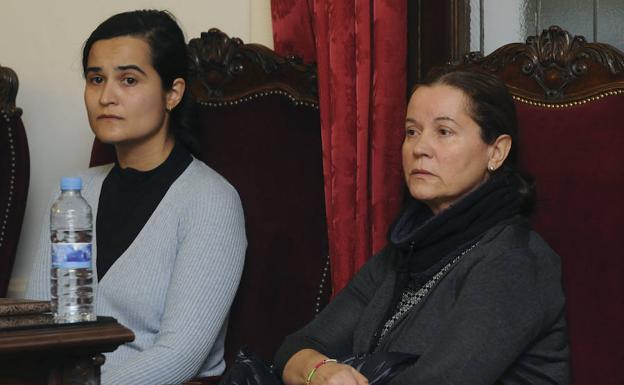 Triana Martínez y su madre, Montserrat González, durante el juicio en febrero de 2016 en León