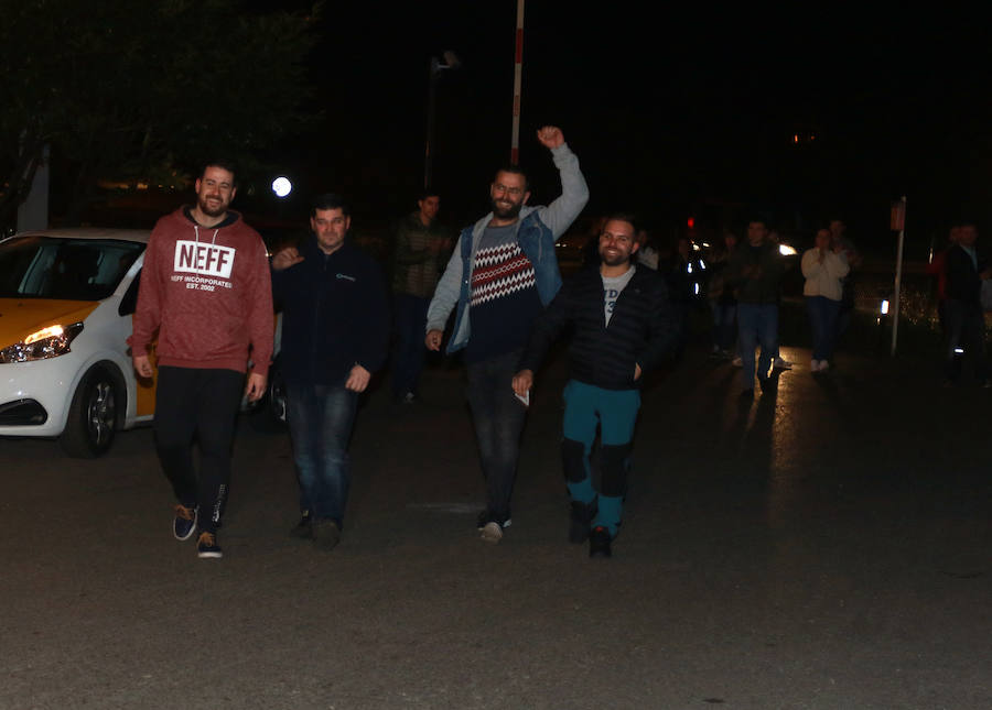 Fotos: Recibimiento de los cuatro mineros que abandonaron el encierro en el Pozo Santiago por presiones de Hunosa