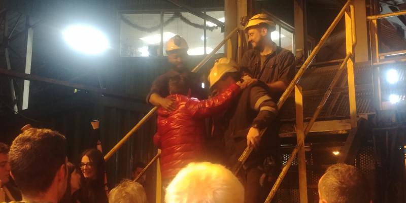 Fotos: Recibimiento de los cuatro mineros que abandonaron el encierro en el Pozo Santiago por presiones de Hunosa