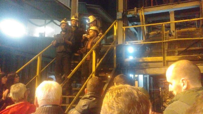 Fotos: Recibimiento de los cuatro mineros que abandonaron el encierro en el Pozo Santiago por presiones de Hunosa