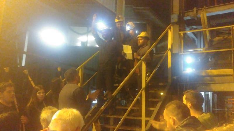 Fotos: Recibimiento de los cuatro mineros que abandonaron el encierro en el Pozo Santiago por presiones de Hunosa