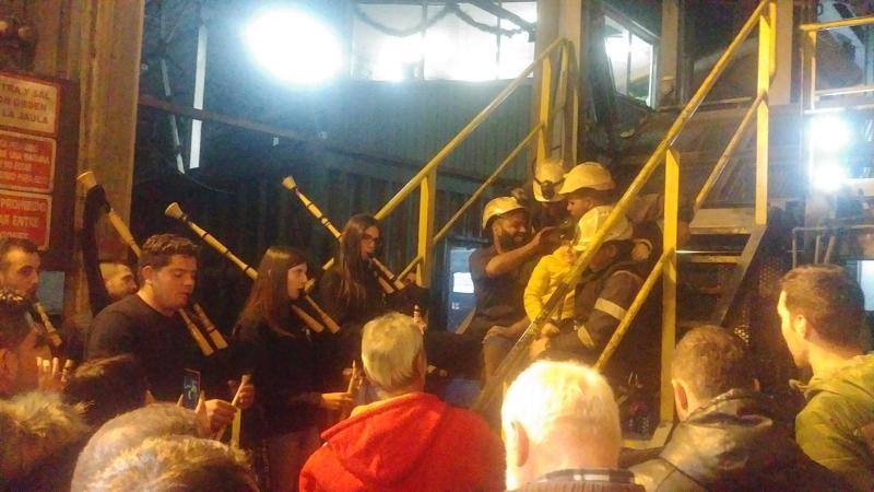 Fotos: Recibimiento de los cuatro mineros que abandonaron el encierro en el Pozo Santiago por presiones de Hunosa