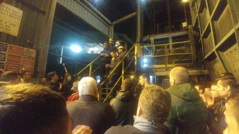 Fotos: Recibimiento de los cuatro mineros que abandonaron el encierro en el Pozo Santiago por presiones de Hunosa